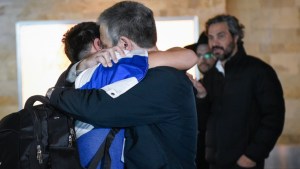 Emotivo regreso: aterrizaron los primeros argentinos evacuados tras la guerra entre Israel y Gaza