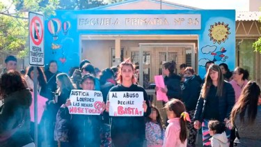 La familia reclamó este lunes en la puerta del establecimiento. Foto: Florencia Salto.