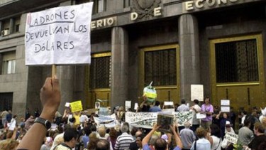¿Cuál es la diferencia entre una corrida cambiaria y una corrida bancaria?
