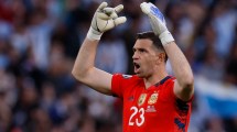 Imagen de «Idiota»: las ofensivas críticas a Dibu Martínez ‘por su comportamiento’ en la Premier League