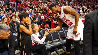 Jimmy Butler invitó a Feli y Zoe Velázquez a ver su partido junto a los Miami Heat, en la primera fila. Foto: Zoe Velázquez.-