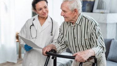 Jubilados y pensionados pueden elegir tener PAMI y un servicio prepago de salud.-