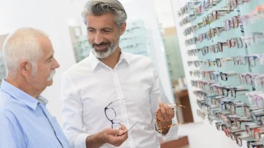 Los jubilados y pensionados afiliados a PAMI pueden acceder a los lentes gratis.-