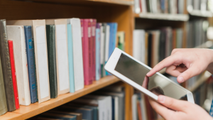 Amazon restringe la cantidad de libros que los escritores pueden publicar por día (y la culpa la tiene la IA)