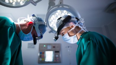 En Holanda, la inteligencia artificial ayuda en la toma de decisiones a la hora de operar tumores cerebrales. Crédito: Imagen de wavebreakmedia_micro en Freepi.