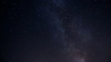 ¿Por qué el cielo es oscuro si está lleno de estrellas? La pregunta que ha recorrido siglos. Crédito: Imagen de wirestock en Freepik.