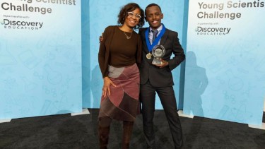 Heman Bekele (derecha), con la ayuda de su mentora en 3M, Deborah Isabelle (izquierda), creó un prototipo de jabón para tratar el melanoma. Fuente: 3M
