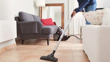 Las empleadas domésticas percibirán un nuevo aumento de sueldo.-