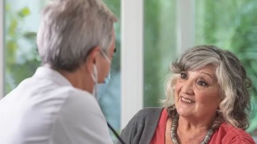 Los jubilados y pensionados afiliados a PAMI pueden solicitar la atención médica a domicilio.-