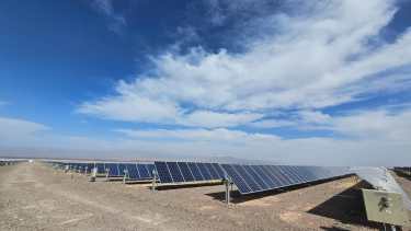 Central Puerto amplió su generación verde al adquirir un enorme parque solar en San Juan.