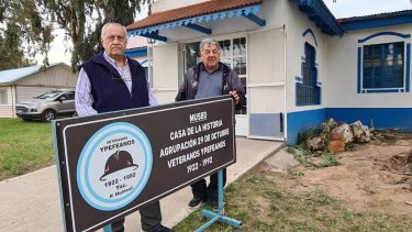 Los guardianes de la memoria ypefiana: José Coco Briceño y Tati Moreno. (Foto: Andrea Vazquez