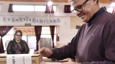 El intendente de Plaza Huincul, Claudio Larraza votó en la escuela 49 (Foto: gentileza)