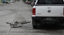 Imagen de Un ciclista y una niña fueron hospitalizados tras dos accidentes en el centro de Roca