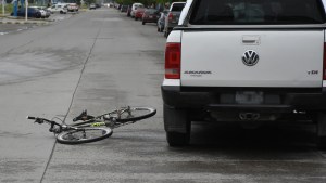 Un ciclista y una niña fueron hospitalizados tras dos accidentes en el centro de Roca