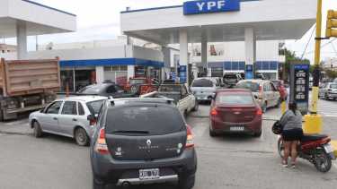 Desde el jueves se registraron largas filas en las estaciones de servicio de YPF en Neuquén y Río Negro. Foto Juan Thomes. 