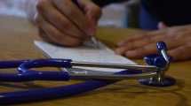 Imagen de «Lo que pagan algunas obras sociales no alcanza para comprar una docena de facturas», la queja de un médico de Roca