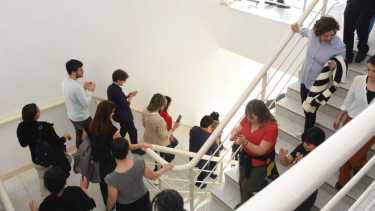 Los trabajadores recorrieron los distintos juzgado con la batucada. foto: Juan Thomes.