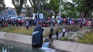 VIDEO: A través de un operativo solidario sacaron un auto que había caído por un choque al canal en Roca