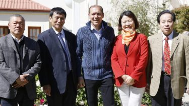 El gobernador Omar Gutiérrez recibió este lunes a empresarios chinos. Foto: gentileza. 