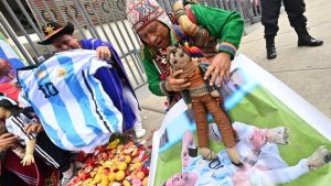 VIDEO | Chamanes peruanos hacen un insólito ritual para «frenar» a Messi: «Lo tenemos de cabeza»