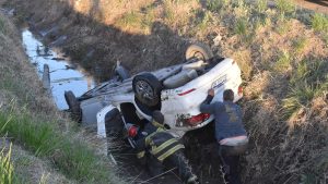 Cayeron con el auto a un desagüe y los vecinos se organizaron para rescatarlos