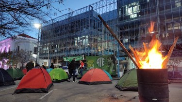 En las primeras horas de la noche, ATE armó un acampe frente al ministerio de Salud en la capital rionegrina.