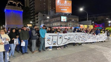 La movilización comenzó a las 20, en las inmediaciones del monumento a San Martín. Foto: Gentileza. 