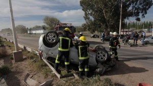 Impactante: un auto perdió el control y volcó sobre la Ruta 7 en Centenario