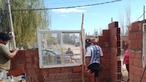 Más de 100 familias recibieron materiales para finalizar su vivienda en Cinco Saltos: cuál fue el motivo