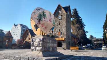 Un cultrún, instrumento ceremonial mapuche, cubre hoy el monumento a Julio Roca en el Centro Cívico de Bariloche.