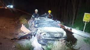 Dos jóvenes heridos tras un impactante vuelco sobre la Ruta 7, cerca de Centenario