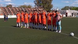 La Liga Confluencia hizo un minuto de silencio por los jóvenes que murieron en Cipolletti