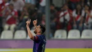 Con dos goles de Messi, Argentina le ganó a Perú en Lima y es líder con puntaje ideal