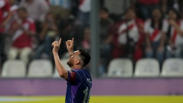 Messi metió dos goles en el primer tiempo contra Perú.