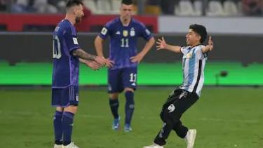 El hincha invadió la cancha para sacarse una foto con Lionel Messi pero no tuvo éxito.