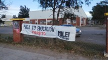 Imagen de El pasacalle que apareció en el CURZA de Viedma: «Otra vez gente embarrando la cancha»