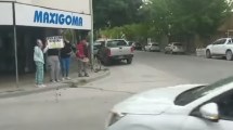 Imagen de «Toca bocina si votas a Milei»: la particular campaña de un grupo de jóvenes en Cipolletti