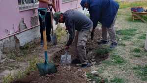 Tres horas sin clase por falta de agua en Huergo: Educación empezó los trabajos en la escuela