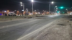 Levantaron el corte sobre Ruta 7 en Neuquén: tras los reclamos, camiones del EPAS repartieron agua potable