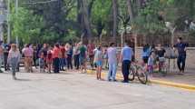 Imagen de Incendio intencional de escuela en Neuquén: tras tomar un colectivo, vecinos se reunieron con Educación