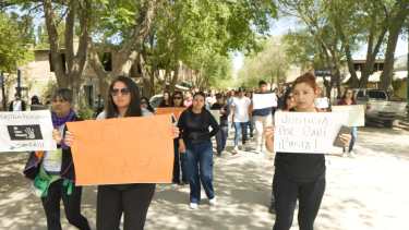 La comunidad de Buta Ranquil marchó este mediodía para pedir justicia por Carina. Foto gentileza.