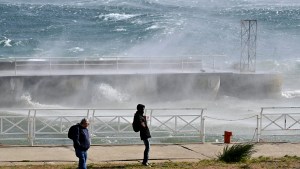 El lago Nahuel Huapi parece mar: rige alerta por fuertes vientos en Bariloche y anuncian nevadas