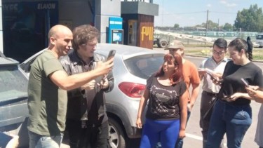 El candidato libertario cargó nafta con críticas al oficialismo. Foto: Gentileza NA. 