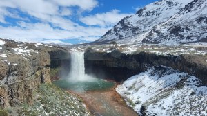 Así de lindo está el salto del Agrio tras la nevada de primavera