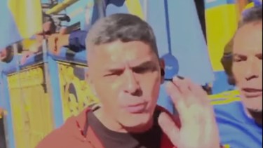 La agresión de hinchas de Boca a un periodista tras el Superclásico