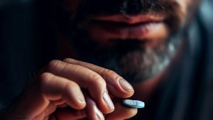 Un hombre quedó ciego en Irán tras «excederse» con el viagra: qué fue lo que ocurrió