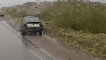 El accidente ocurrió esta mañana y se vio involucrado un auto Volkswagen. Foto: Captura video. 