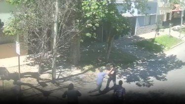 El momento del golpe que derriba al vecino que se quejó por la obra en construcción. 