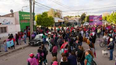 La marcha de organizaciones y amigos de Marisa, en Allen. (Foto Juan Thomes)