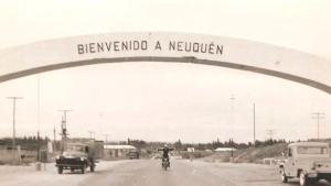 Un “pasacalle”, fondo de miles de fotos en Neuquén